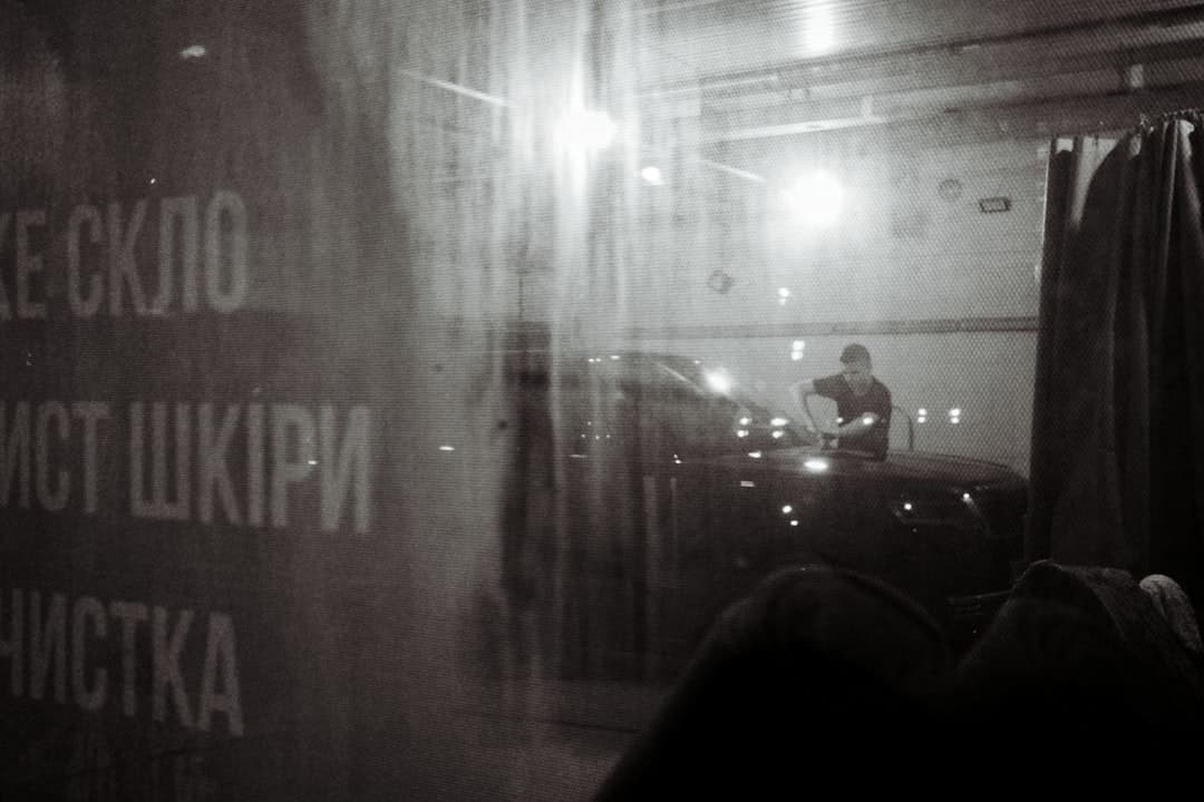 Bil i tvättstation hos Walles Bilvård i Ronneby