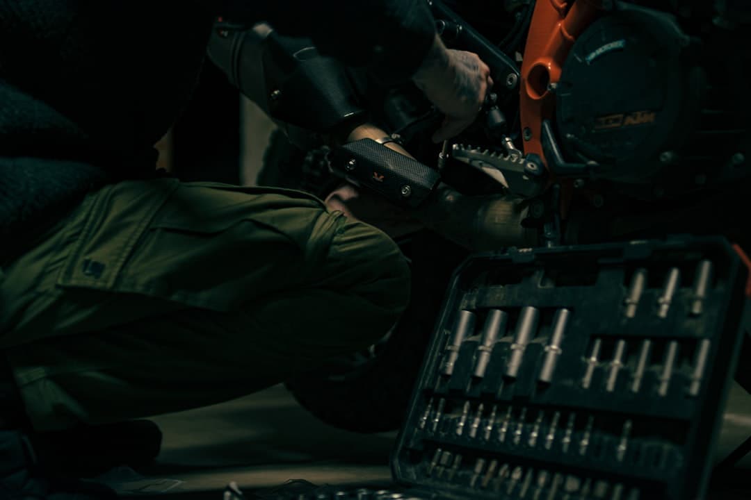 Mekaniker arbetar på motor i verkstad