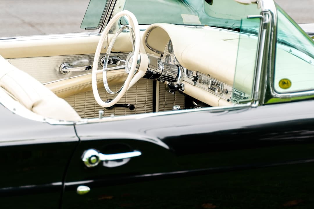 Nytvättad svart bil med blank lack